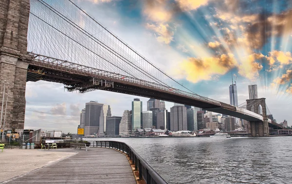 Brooklyn bridge park en manhattan wolkenkrabbers — Stockfoto