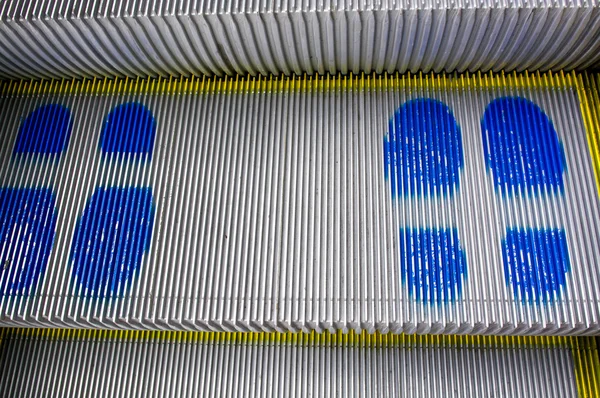Modré stopy na eskalátorech — Stock fotografie