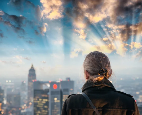 Mujer y paisaje urbano al atardecer — Foto de Stock