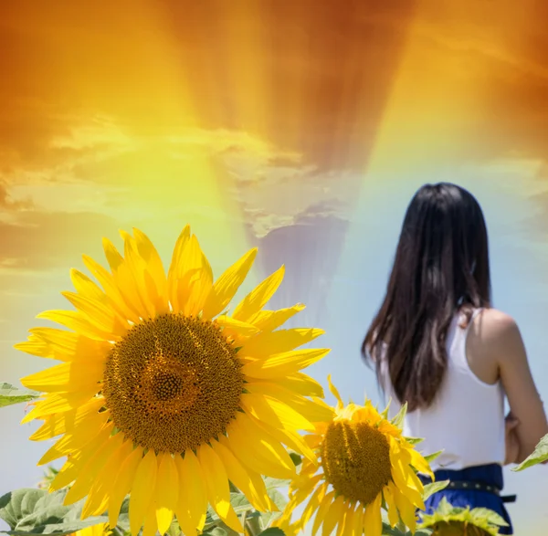 Frau mit Sonnenblumen — Stockfoto