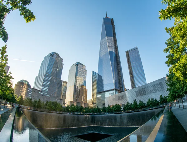 NYC's 9.11 memorial met nieuwe wolkenkrabbers — Stockfoto