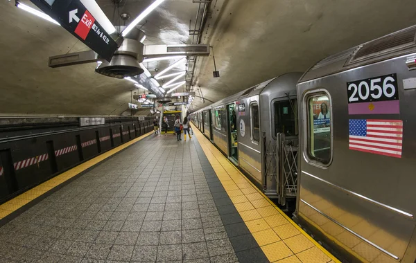 Personnes à la station de métro Manhattan — Photo