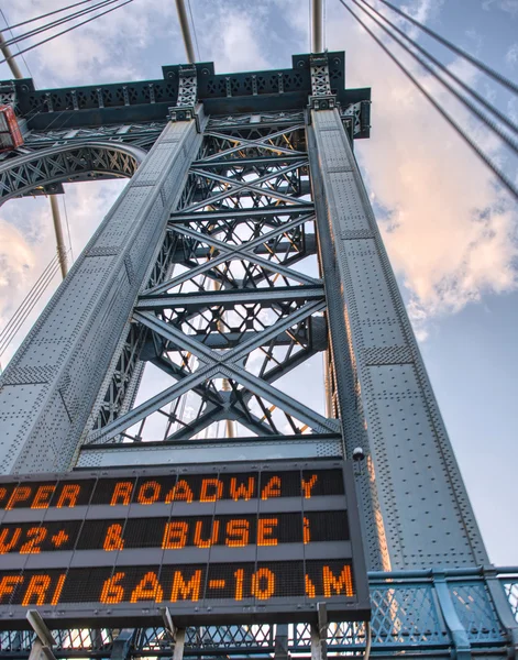 マンハッタン橋の巨大な金属のパイロン — ストック写真