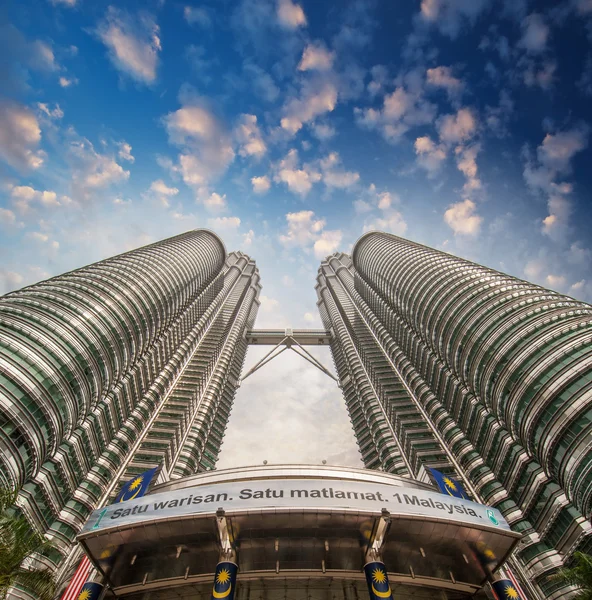 Vista verso il cielo di Petronas — Foto Stock