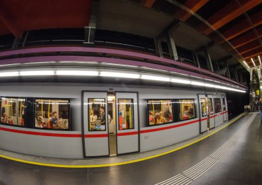 bir şehir istasyonunda metro treni.