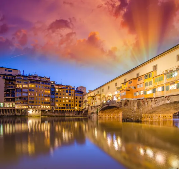 Arno-folyóra és a ponte vecchio — Stock Fotó