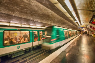 Bir metro istasyonu içinde yeraltı tren