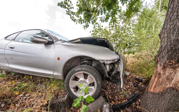Carro caiu contra árvore — Fotografia de Stock