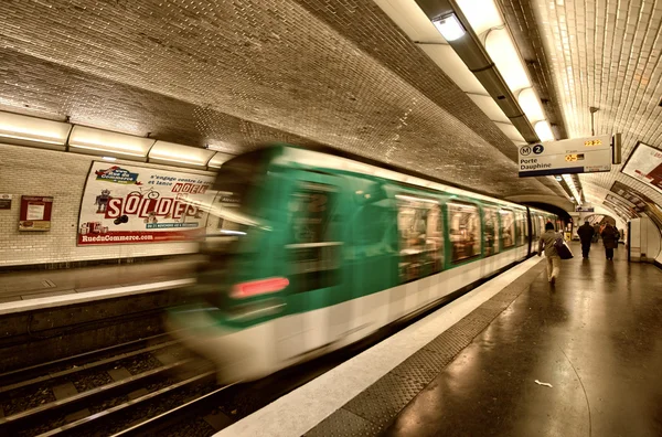 Tren subterráneo dentro de una estación de metro — Foto de Stock