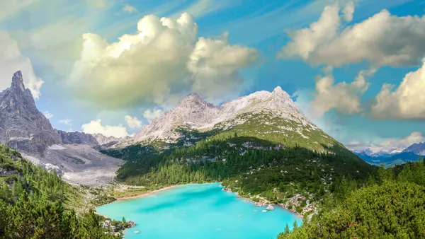 Lago Sorapiss, paisagem fabulosa de Dolomitas — Fotografia de Stock