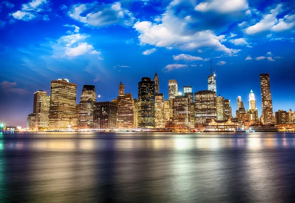 Небо над Манхэттеном из Бруклина — стоковое фото