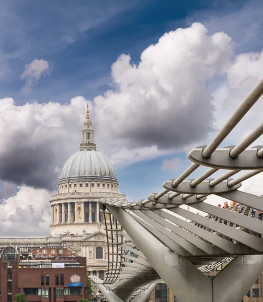 Millennium bridge en st paul kathedraal — Stockfoto