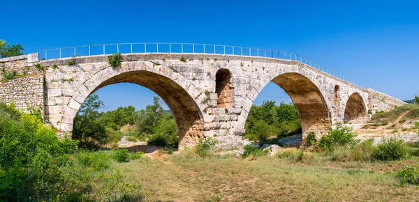 Pont Julien, famoso puente romano en Bonnieux — Foto de Stock