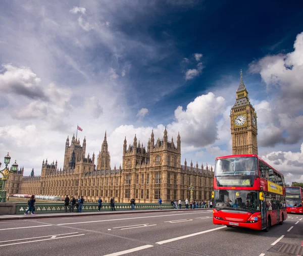 Westminster Köprüsü'nde kırmızı Çift katlı otobüs — Stok fotoğraf