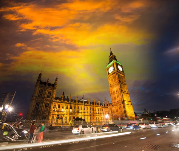 Cielo nocturno y tráfico en la zona de Westminster —  Fotos de Stock