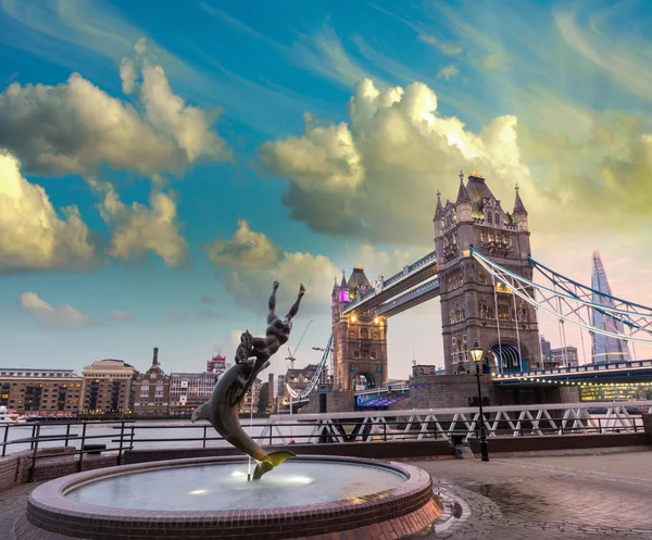 女孩和海豚雕像反对伦敦塔桥 — 图库照片