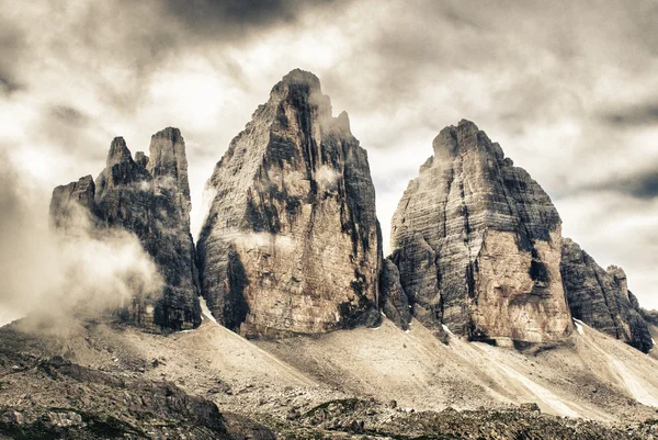 Picos de montanha envoltos por nevoeiro — Fotografia de Stock