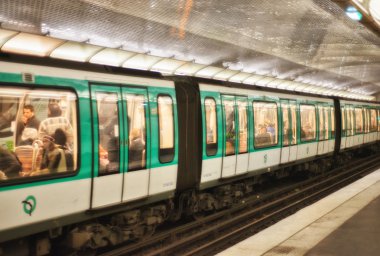 Bir metro istasyonu içinde yeraltı tren