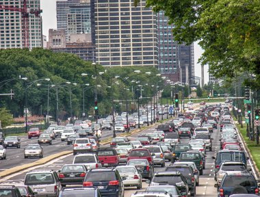 Şehrin caddeleri üzerinde yoğun trafik