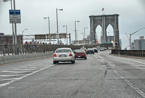 Auto in avvicinamento Ponte di Brooklyn — Foto Stock