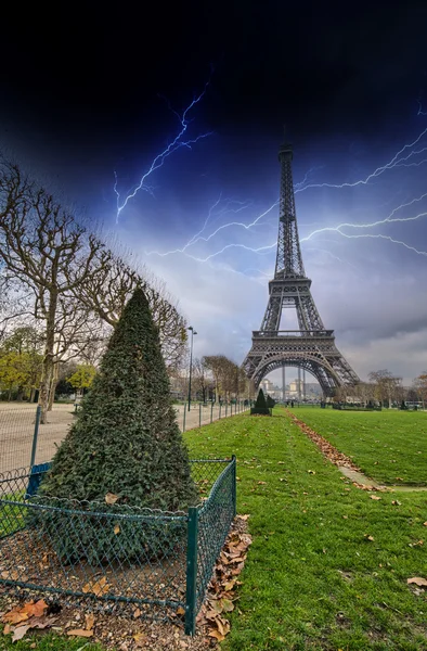 Eiffeltornet från champs de mars trädgårdar — Stockfoto