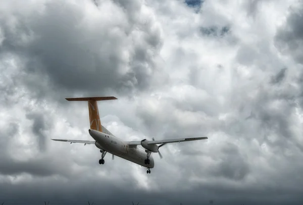 Plane in Maho Bay, Saint Maarten Coast — Stock Photo, Image