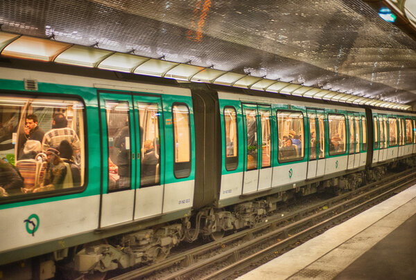 Подземный поезд внутри станции метро
