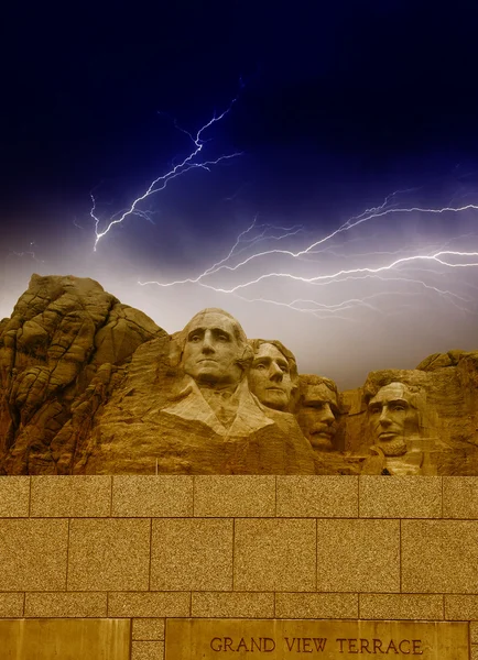 Storm över mount rushmore — Stockfoto