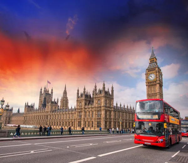 Červený autobus v westminster bridge — Stock fotografie