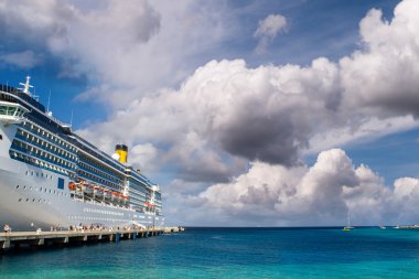 cruise gemi Karayip bir Limanda demirli