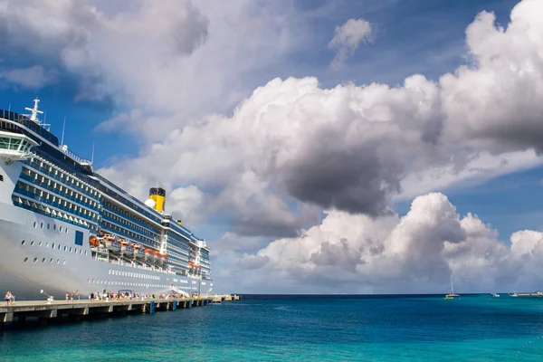 Kryssningsfartyg som ligger för ankar i Karibien hamn — Stockfoto