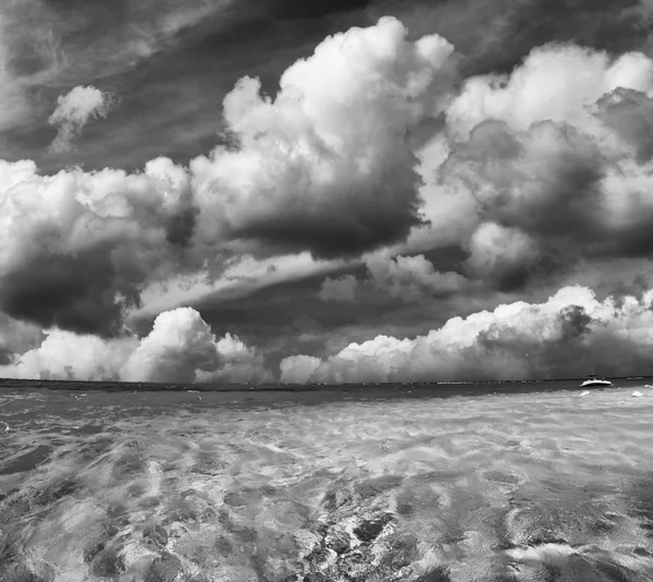 Cielo blu e acqua turchese cristallina — Foto Stock