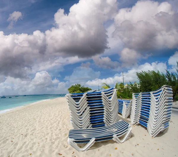 Стек сонячних ліжок на пляжі — стокове фото