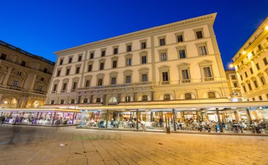turist yürümek içinde piazza della repubblica