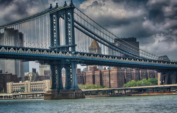 Manhattan bridge structuur en new york gebouwen — Stockfoto