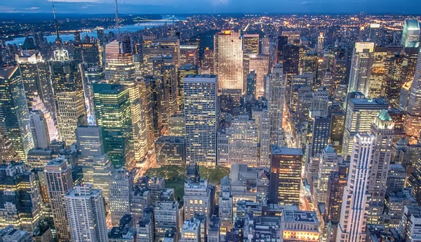 New York City Skyline mit urbanen Wolkenkratzern — Stockfoto