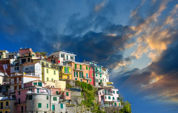Дома Cinque Terre в весенний сезон, Италия — стоковое фото