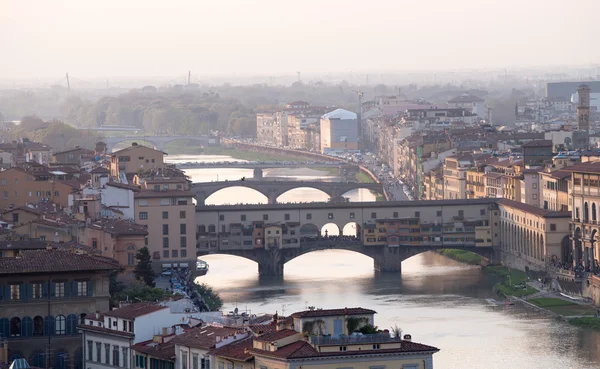 Понте-Веккио и Флоренция — стоковое фото