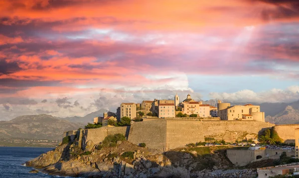 Pequena cidade medieval sobre o oceano ao pôr do sol — Fotografia de Stock