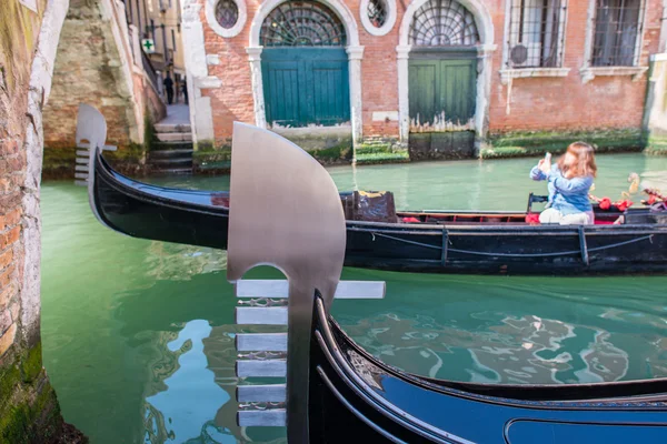 Гондола припаркована в Венецианском канале с туристом — стоковое фото