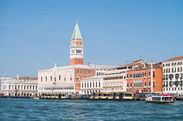 Венеція видом на місто з визначними пам'ятками і човни — стокове фото