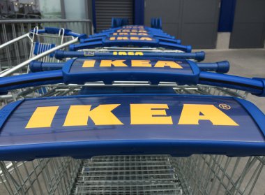 가 게 입구에서 ikea 카트