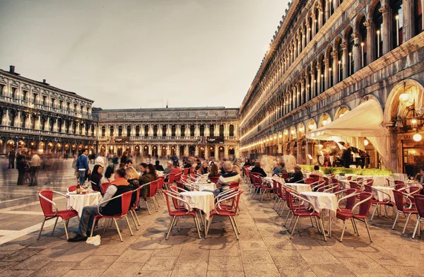 A turisták élvezhetik a café-piazza san marco — Stock Fotó