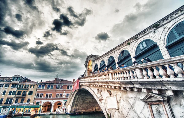 Tourists enjoy the sunset view from Rialto Bridge — Stock Photo, Image