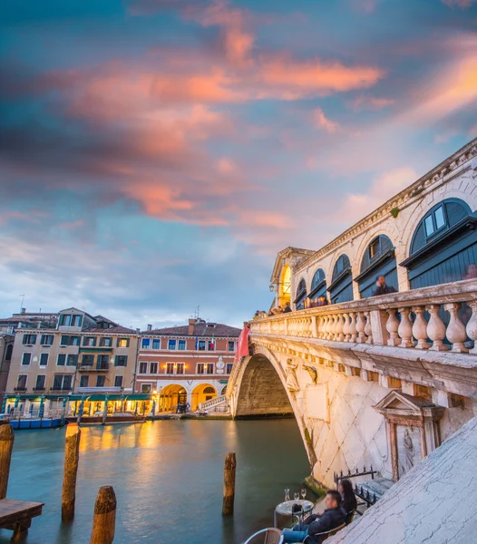 Ponte Rialto em um pôr-do-sol nublado — Fotografia de Stock