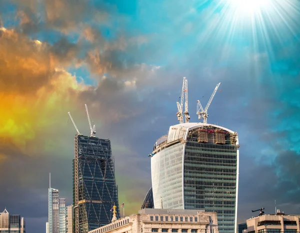 Skyline de la ciudad moderna en la tarde —  Fotos de Stock