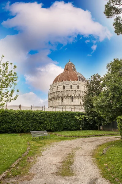 Pisa. vacker utsikt över bapistery — Stockfoto