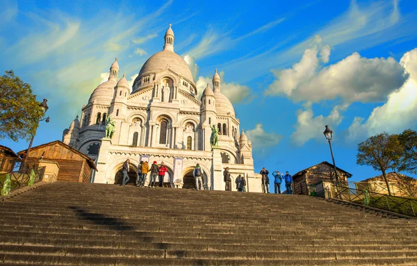 Montmartre en de kathedraal van de Heilige Hart — Stockfoto