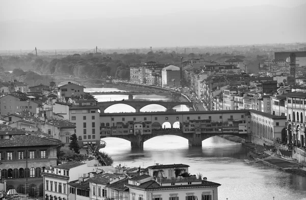 Ponte Vecchio y Florencia paisaje urbano —  Fotos de Stock