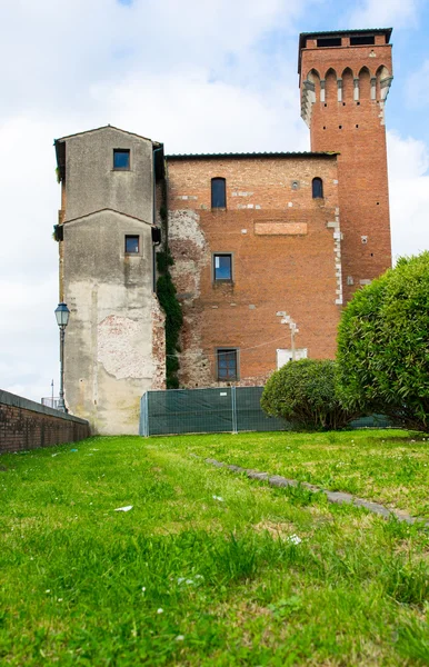 Ortaçağ kulesinde arno Nehri — Stok fotoğraf